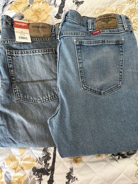 Wrangler Men's Light Blue Relaxed Jeans Pair